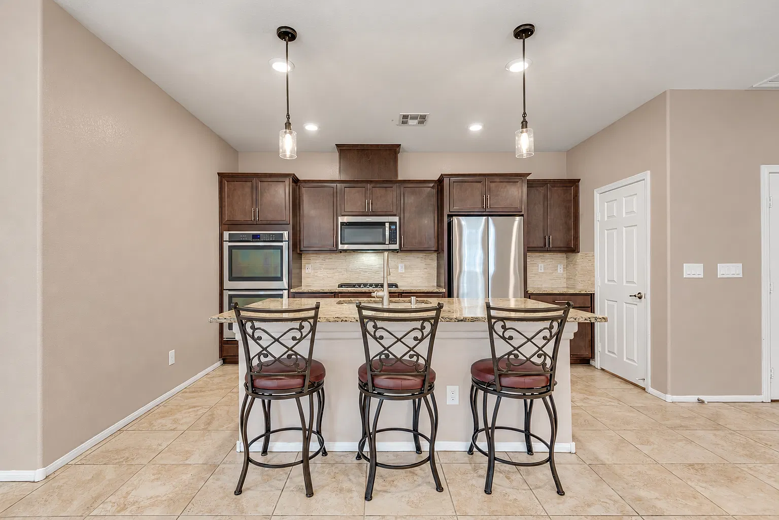 3 bed, 1418 sqft, $2,550 — Photo 3