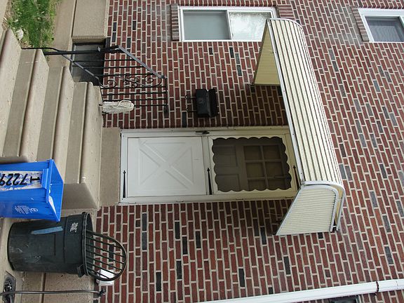 1st Fl Unit Entrance on Side