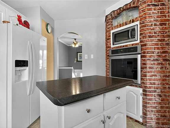 5th image of 20 Sherwood Dr