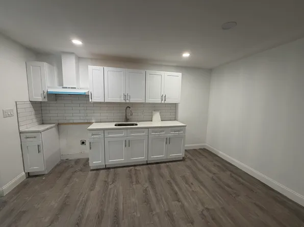 (undisclosed Address), Lindenhurst, NY 11757