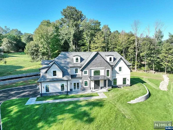 2 Sandstone Ct, Montvale, NJ 07645