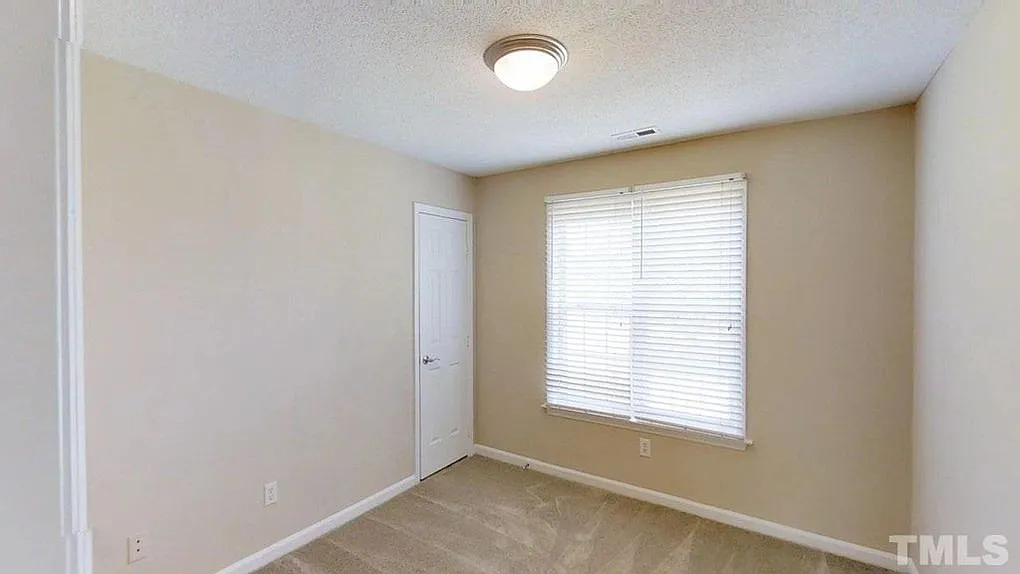 3 bed, 2.5 bath, 1400 sqft, $2,090 — Photo 2