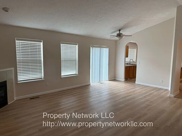 3 bed, 2.0 bath, 1455 sqft, $2,600 — Photo 2