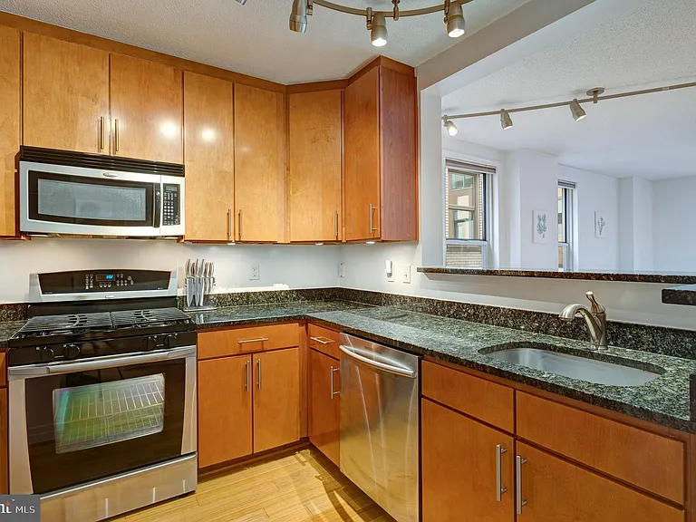 915 E St NW #1001 — Photo 24