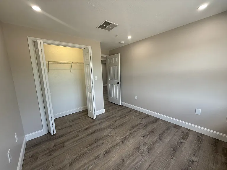 Pondsview Apartments — Photo 61