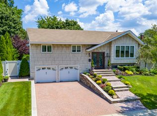 12 Foxwood Rd, Old Bethpage, NY 11804