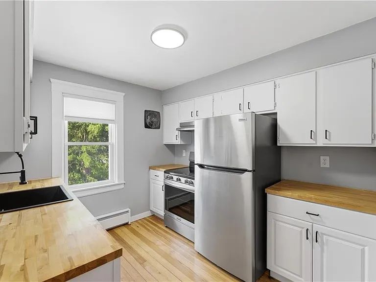 33 Laura St #2 — Photo 2