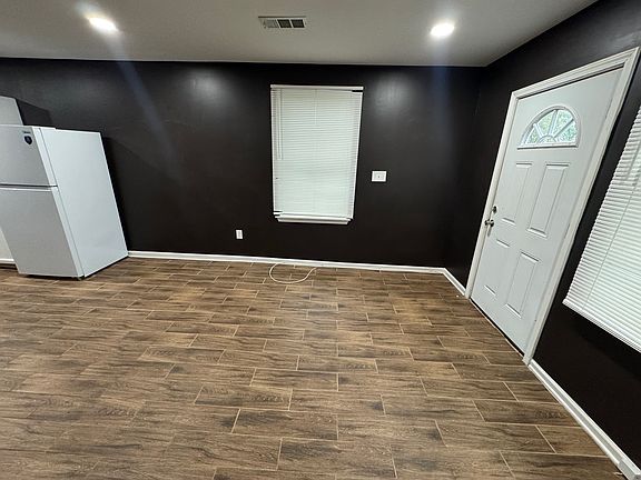 4th image of 1555 Swan Ave