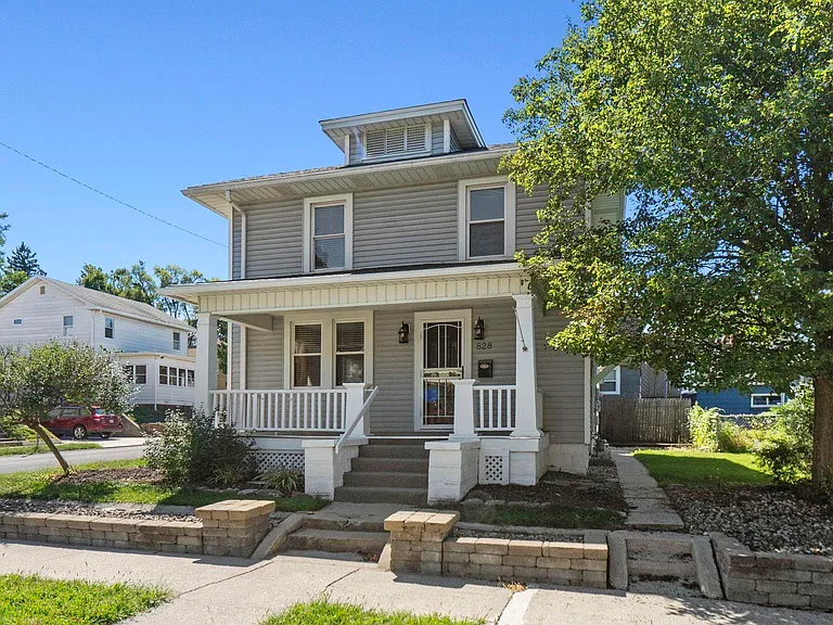 828 Forest Ave — Photo 1
