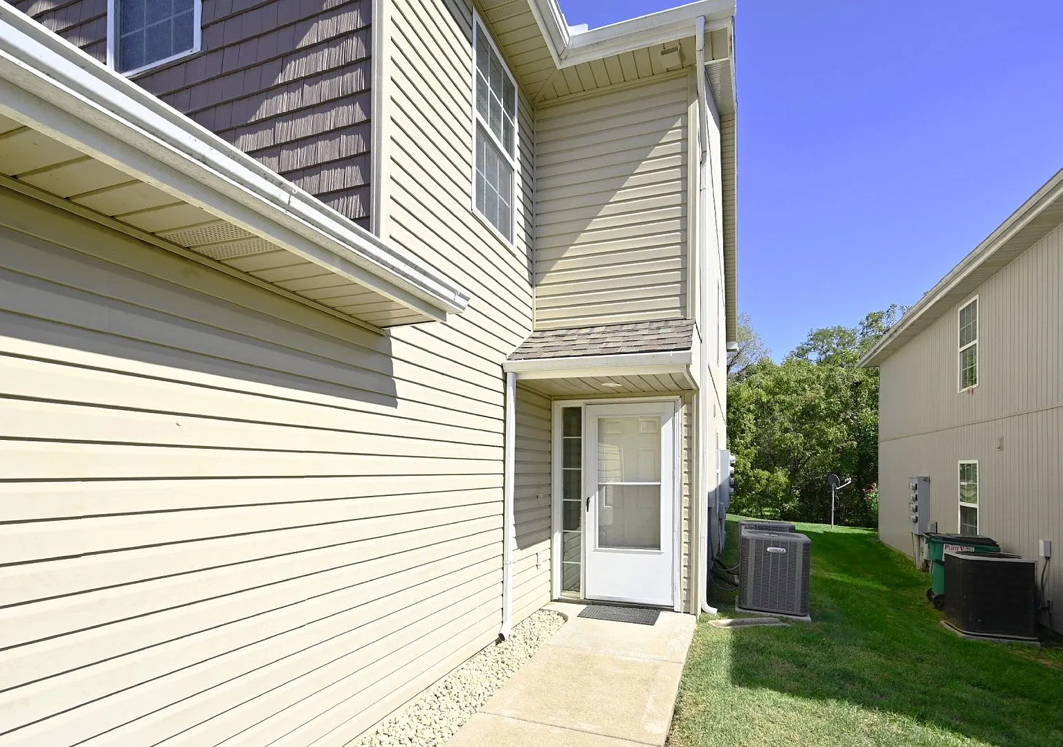 Nice 3 Bedroom, 2.5 Bath Townhouse with 1 car garage in Oak Valley Subdivision — Photo 2