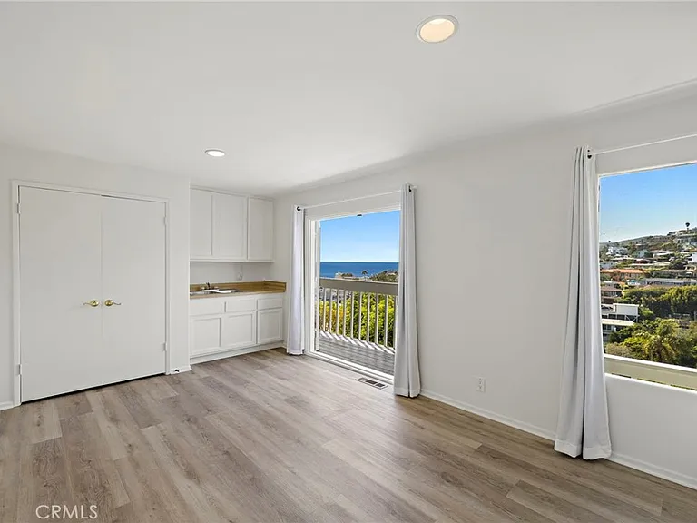 665 Temple Hills Dr — Photo 17
