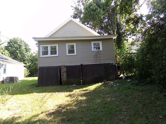 4th image of 420 Maple St