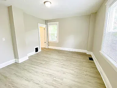 240 Helen St — Photo 6