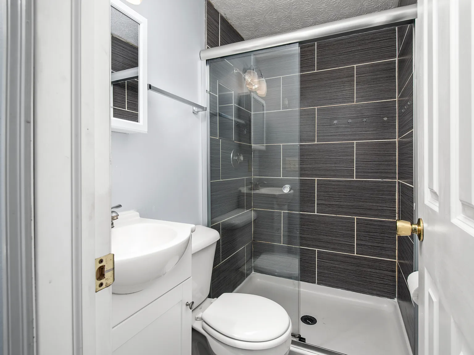 4 bed, 1624 sqft, $2,300 — Photo 3
