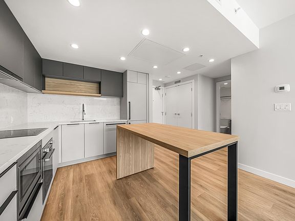 4th image of 567 Emerson St #1507