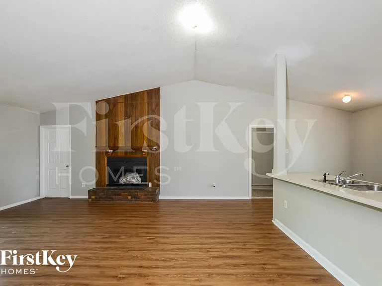 5749 Jardin Pl — Photo 2