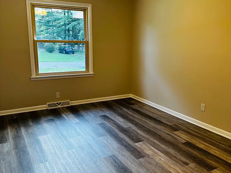 114 Logan Ave — Photo 11