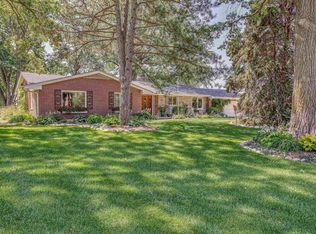 7045 Country Club Rd, Omaha, NE 68152