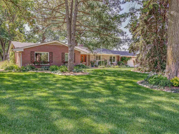 7045 Country Club Rd, Omaha, NE 68152