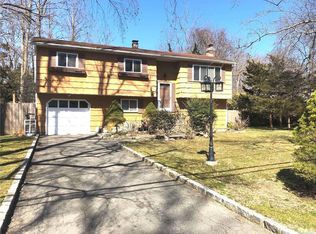 3 Evergreen Ave, Middle Island, NY 11953