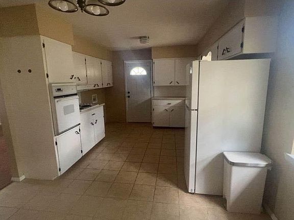 3rd image of 805 E Pierce Ave