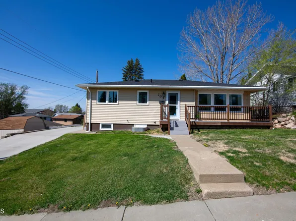 703 10th Ave NW, Mandan, ND 58554