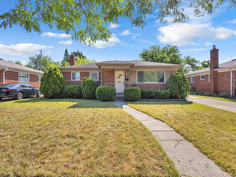 8484 Berwyn St — Photo 21