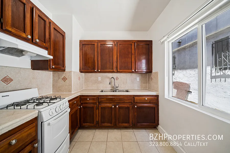 1267 Vin Scully Ave Property — Photo 4
