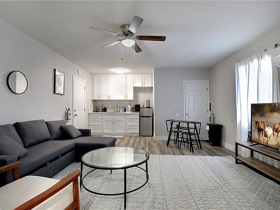 4th image of 43032 Sunset Dr