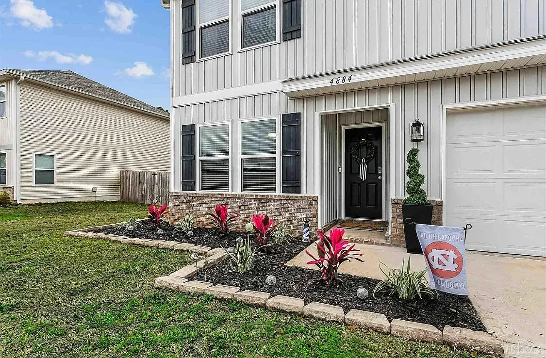 4 bed, 2.5 bath, 2314 sqft, $2,300 — Photo 2