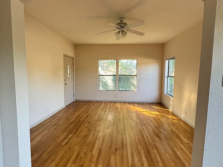 709 E Elmira St — Photo 1