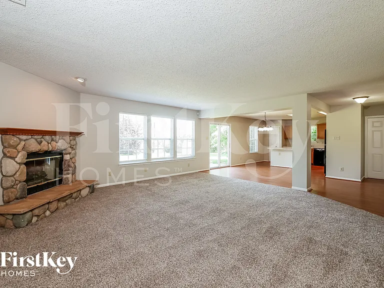 5757 N Plymouth Ct — Photo 6