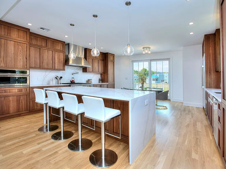 Spacious eat-in kitchen