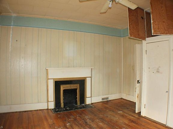 4th image of 134 W Elm St