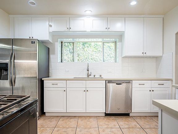 5th image of 134 S Larchmont Blvd
