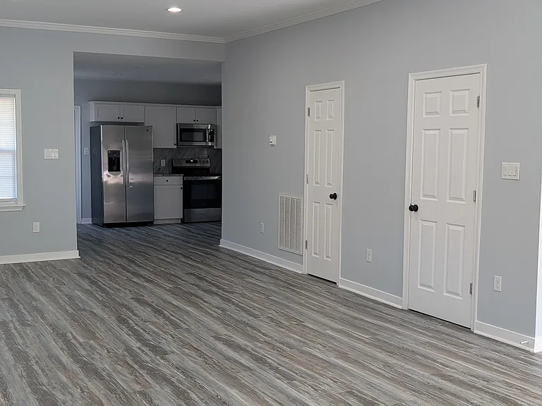 1613 Monteiro Ave — Photo 7