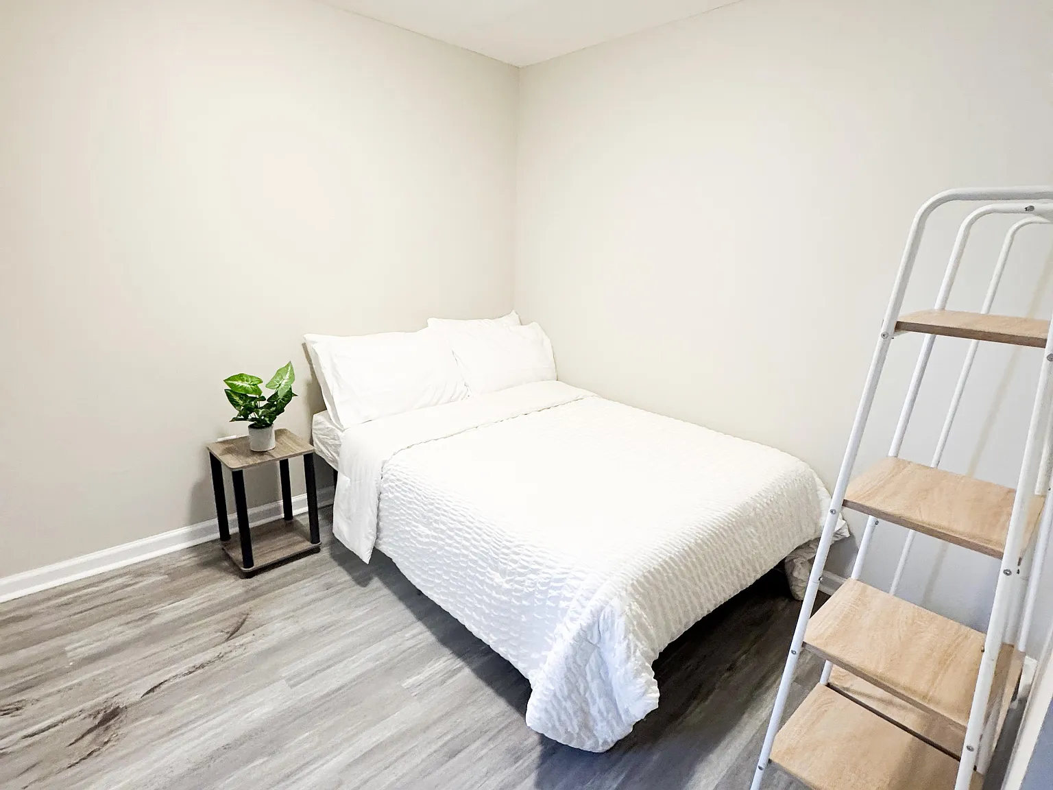 4 bed, 4.0 bath, 2600 sqft, $901 — Photo 1