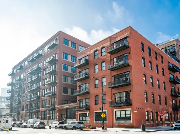 226 N Clinton St APT 313, Chicago, IL 60661