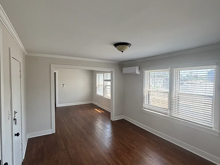 Holly St — Photo 1