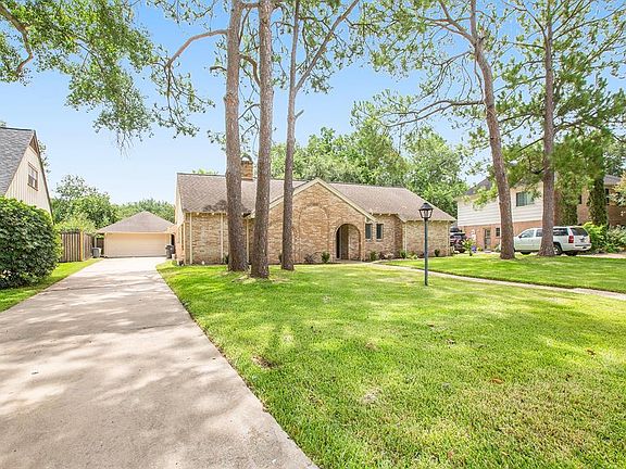 Front view of the house. Long driveway up to detached 2 car garage. Beautiful mature wooded trees!