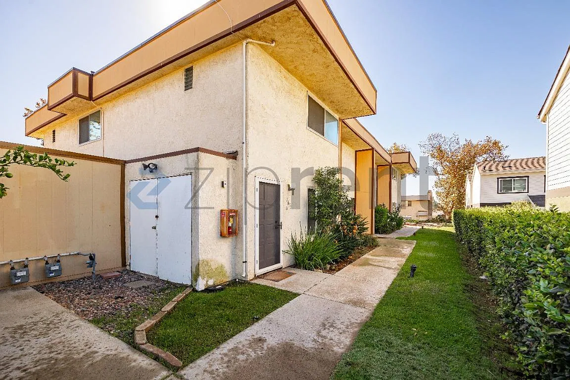 3 bed, 2.5 bath, 1250 sqft, $4,195 — Photo 1