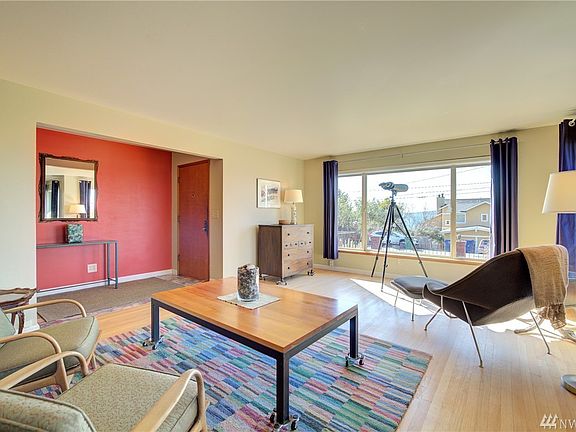 Main entry area into the living room area