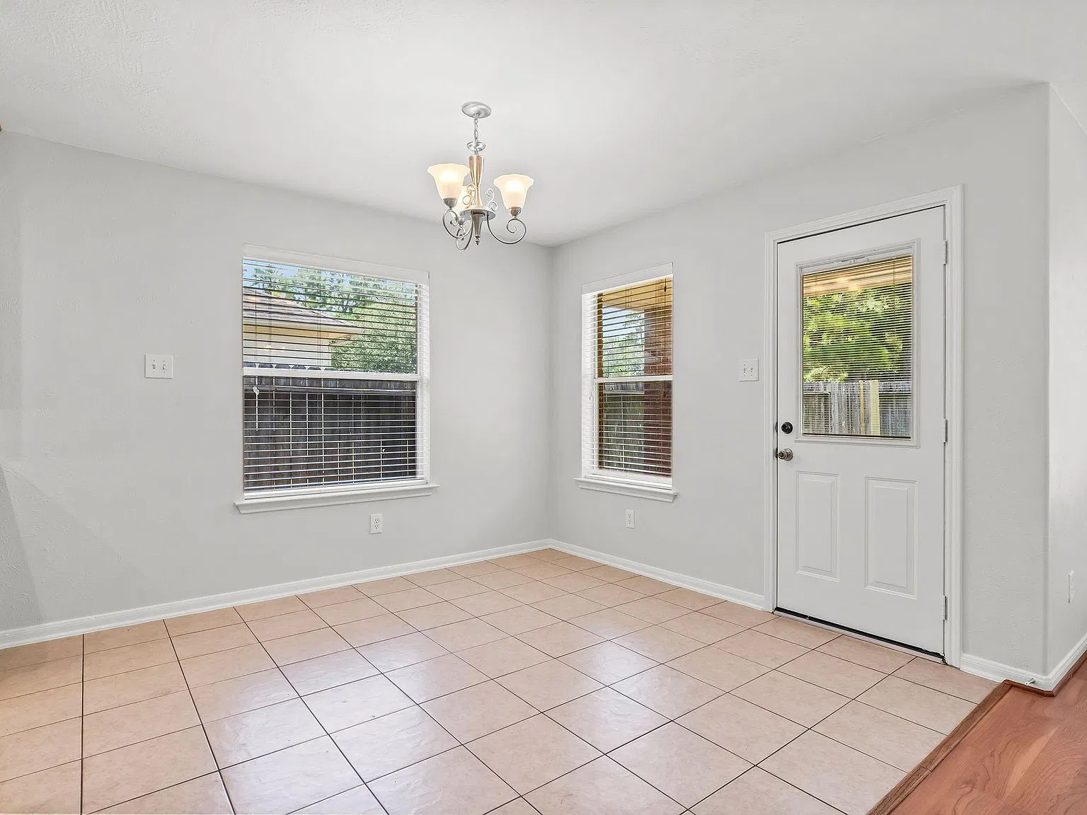 3 bed, 2.0 bath, 1499 sqft, $1,900 — Photo 4