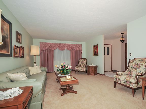 3rd image of 6985 Starfire Dr
