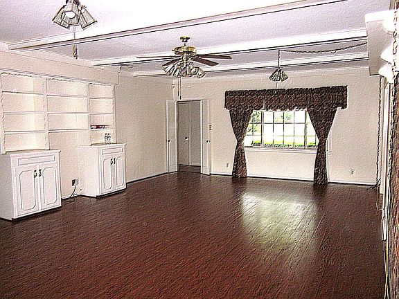 3rd image of 918 Wycliffe Dr