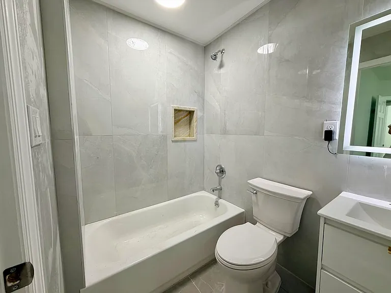 341 Grosvenor Ave #2 — Photo 13