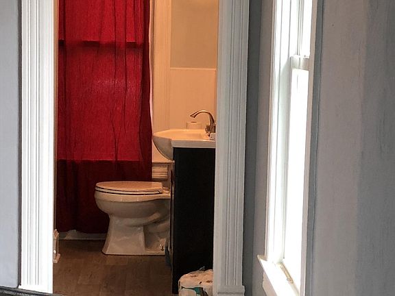 2nd floor full bathroom