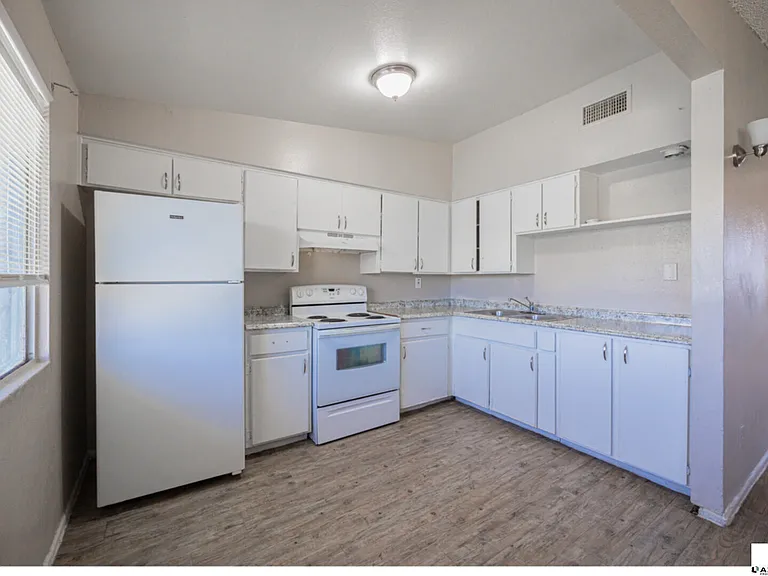2123 W Devonshire Ave #9 — Photo 5