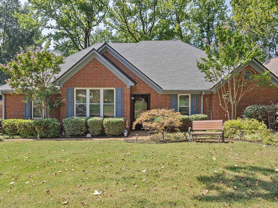 1st image of 2733 Surrey Park Dr