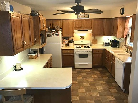 5th image of 722 Eiker Dr